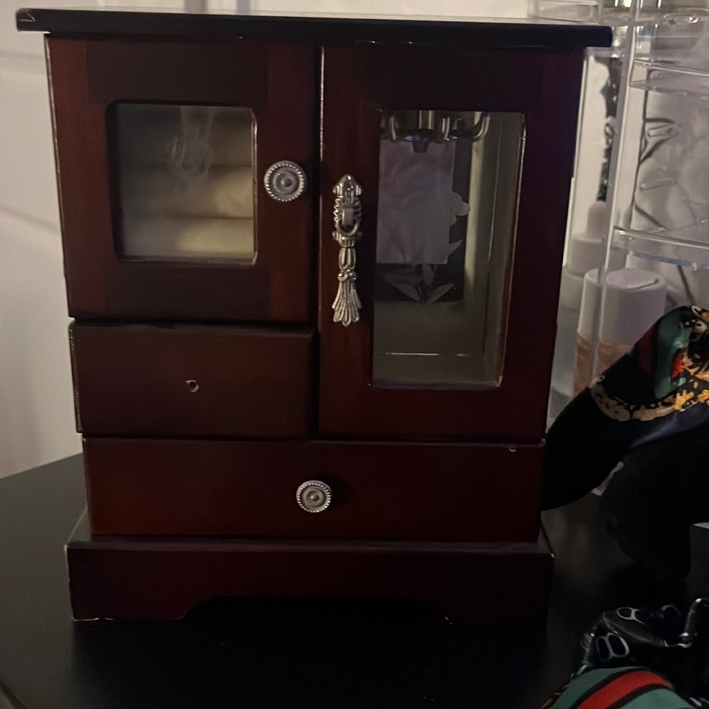 I’m looking to sell this jewelry box